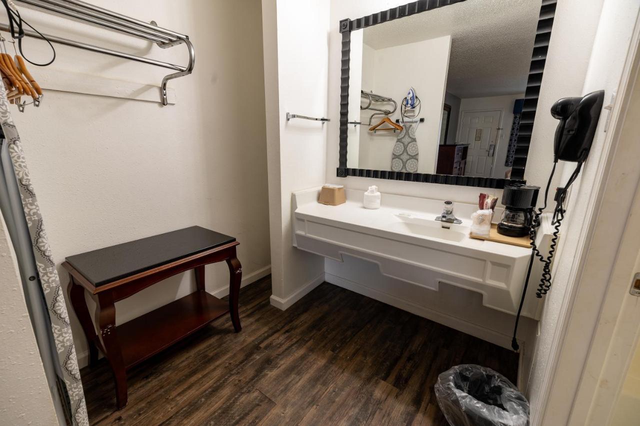 American Inn & Suites Ръселвил Екстериор снимка